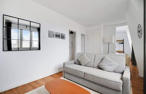 TV, offices - A Great 1-BR with view on Notre Dame (Paris)