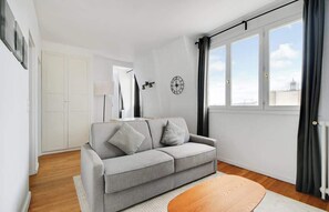 TV, offices - A Great 1-BR with view on Notre Dame (Paris)