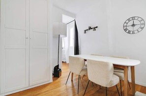 Dining - A Great 1-BR with view on Notre Dame (Paris)