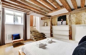 Cuna de viaje, wifi y ropa de cama 