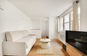 TV - A Stunning 1-BR Apartment close to the Louvre (Paris)