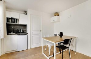 Fridge, microwave, coffee/tea maker, toaster - A Stunning 1-BR Apartment close to the Louvre (Paris)