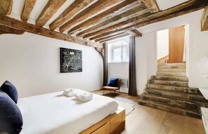 Cuna de viaje, wifi y ropa de cama 