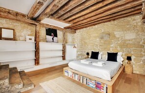 Cuna de viaje, wifi y ropa de cama 