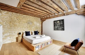 Cuna de viaje, wifi y ropa de cama 