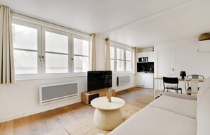 TV - A Stunning 1-BR Apartment close to the Louvre (Paris)