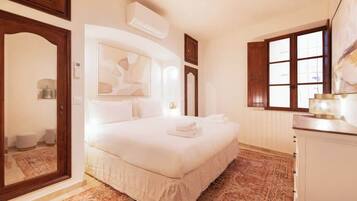 Tabla de planchar con plancha, cuna de viaje, ropa de cama