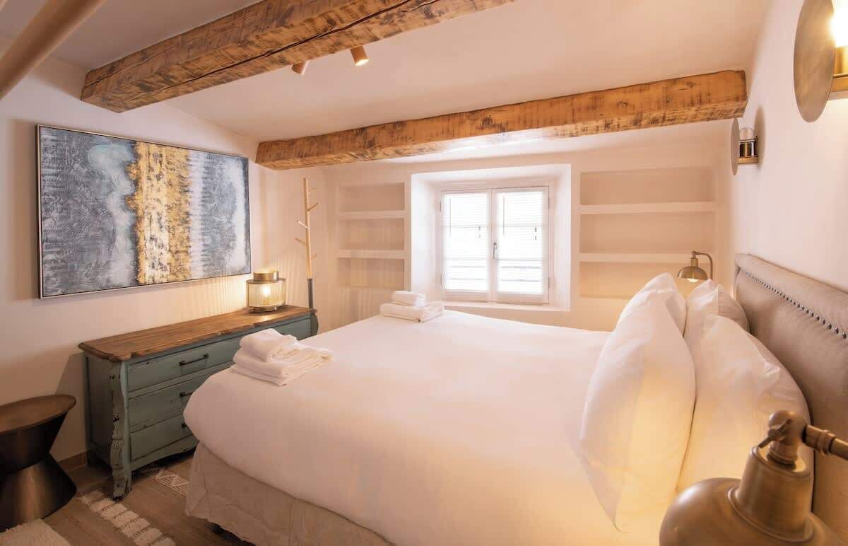 Iron/ironing board, travel cot, bed sheets