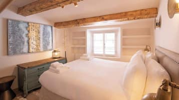 Een strijkplank/strijkijzer, reisbedje, beddengoed