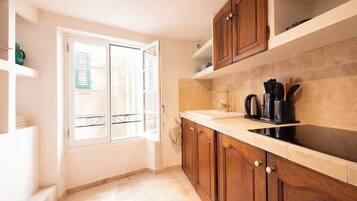 Een koelkast, een microgolfoven, een oven, een kookplaat