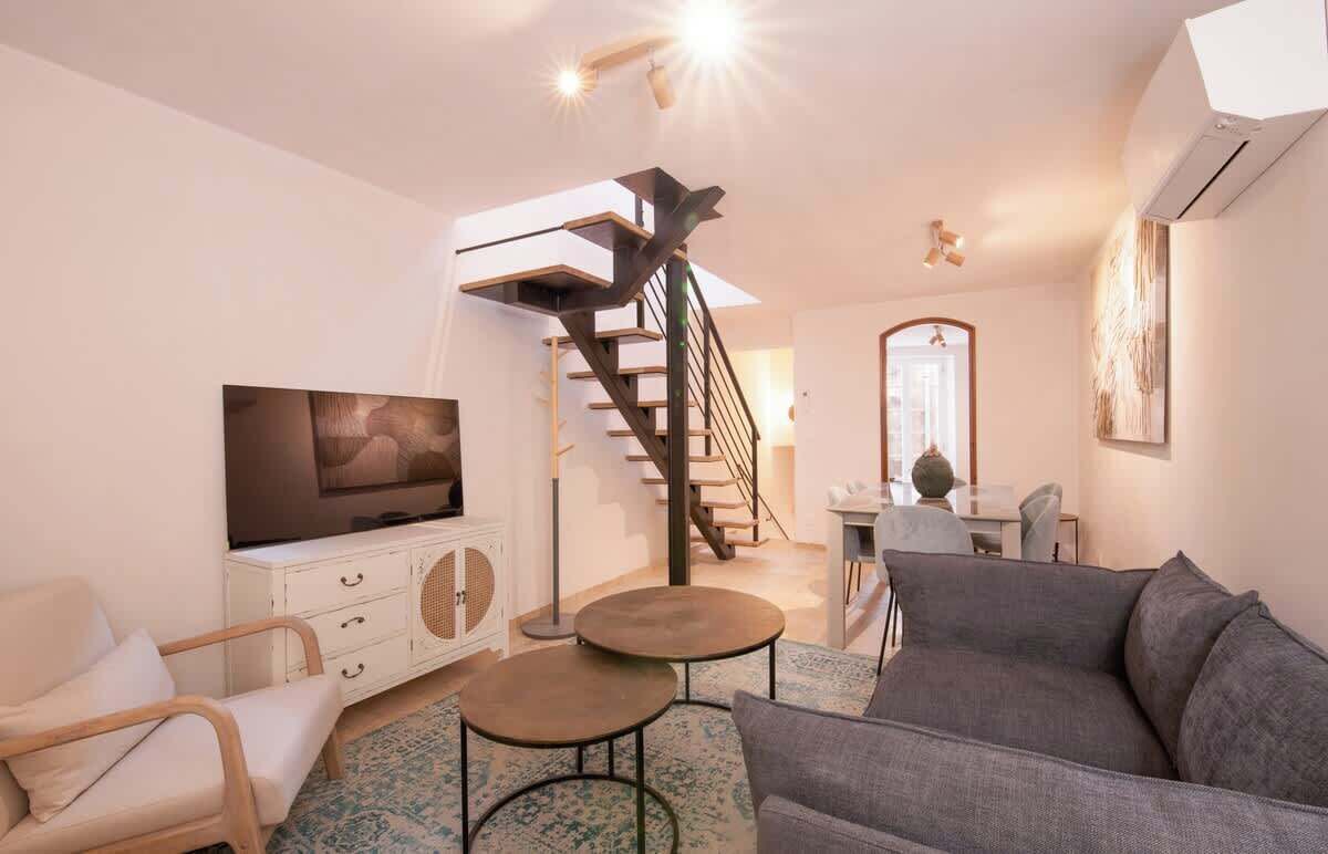 Una televisión, una oficina