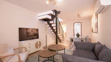 Una televisión, una oficina