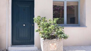 Une porte bleu foncé avec une petite fenêtre au-dessus.
