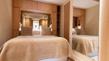 Strykejern/-brett, reiseseng for barn og sengetøy