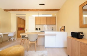 Réfrigérateur, micro-ondes, plaque de cuisson, cafetière/bouilloire