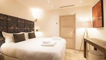 Een strijkplank/strijkijzer, reisbedje, beddengoed