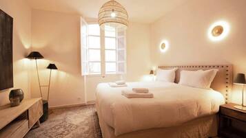 Fer et planche Ă repasser, lit parapluie, draps fournis