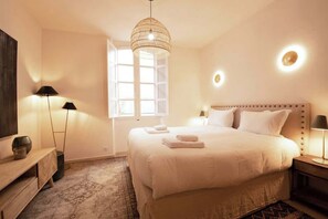 Fer et planche à repasser, lit parapluie, draps fournis