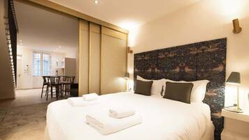 Een strijkplank/strijkijzer, reisbedje, beddengoed