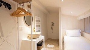 2 chambres, fer et planche à repasser, draps fournis