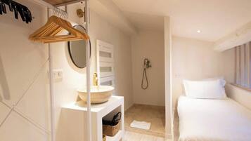 2 slaapkamers, een strijkplank/strijkijzer, beddengoed