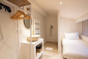 2 chambres, fer et planche à repasser, draps fournis