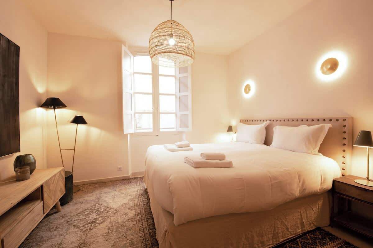 Iron/ironing board, travel crib, WiFi, bed sheets