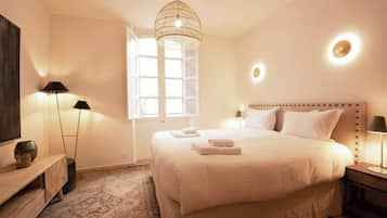 Iron/ironing board, travel crib, WiFi, bed sheets