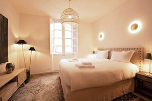 Fer et planche à repasser, lit parapluie, Wi-Fi, draps fournis