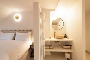 Tabla de planchar con plancha, cuna de viaje, wifi y ropa de cama
