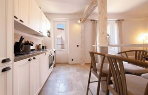 Fridge, microwave, oven, stovetop - A Wonderful 2-BR next to the Senequier (Saint-Tropez)
