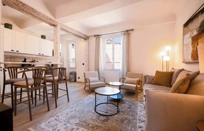 TV, offices - A Wonderful 2-BR next to the Senequier (Saint-Tropez)