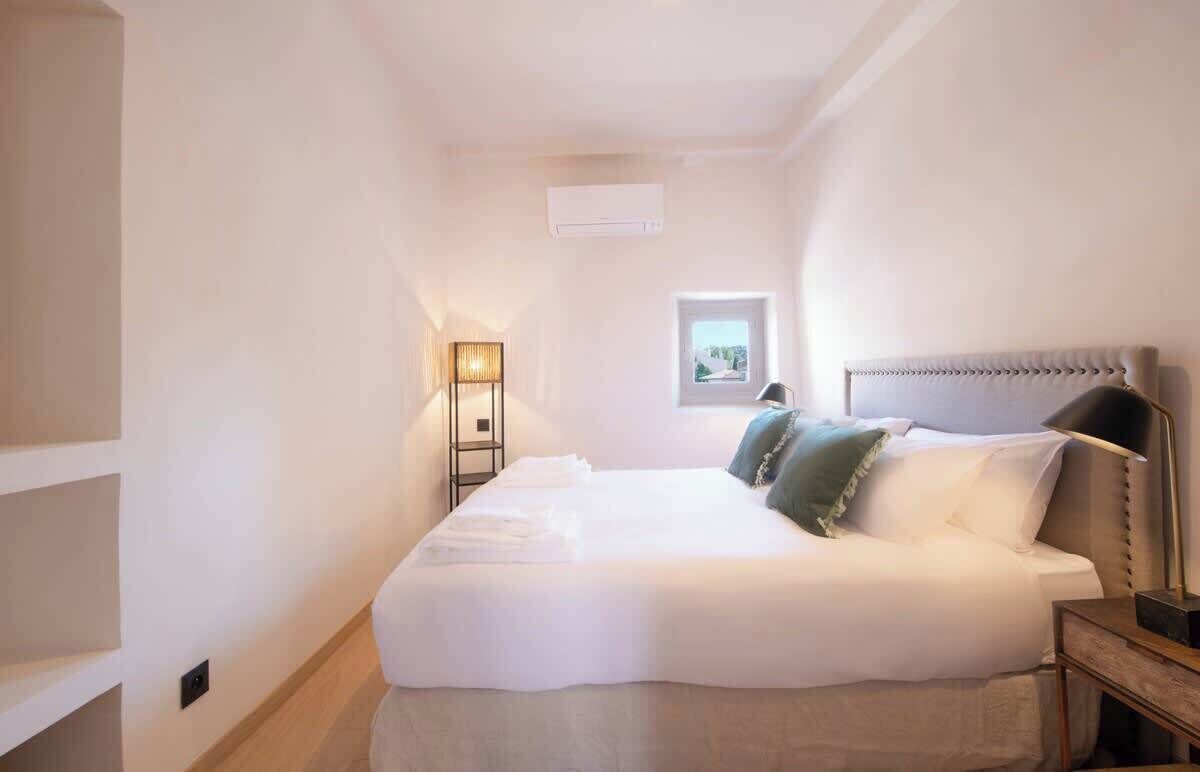 Iron/ironing board, travel cot, bed sheets