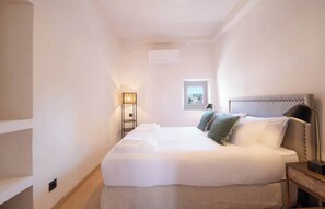 Iron/ironing board, travel cot, bed sheets - A Wonderful 2-BR next to the Senequier (Saint-Tropez)