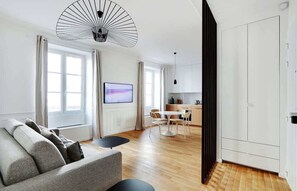 TV, offices - Trendy 1 Bedroom in Republique (Paris)