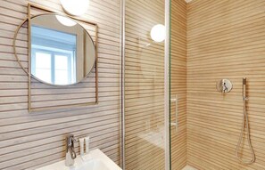 Shower, hair dryer - Trendy 1 Bedroom in Republique (Paris)