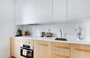 Fridge, microwave, oven, stovetop - Trendy 1 Bedroom in Republique (Paris)