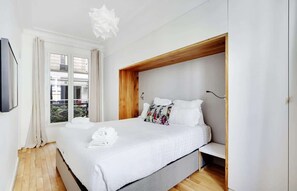Iron/ironing board, travel cot, WiFi, bed sheets - Trendy 1 Bedroom in Republique (Paris)