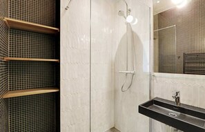 Shower, hair dryer - A Sophisticated 2-BR in La Madeleine-Opéra (Paris)