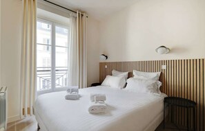 Iron/ironing board, travel cot, WiFi, bed sheets - A Sophisticated 2-BR in La Madeleine-Opéra (Paris)