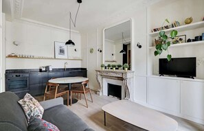 TV, offices - A Sophisticated 2-BR in La Madeleine-Opéra (Paris)