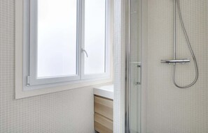 Shower, hair dryer - A Pleasant Studio in La Madeleine-Opéra (Paris)