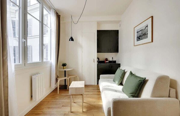 TV, offices - A Pleasant Studio in La Madeleine-Opéra (Paris)