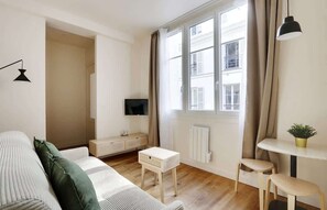 TV, offices - A Pleasant Studio in La Madeleine-Opéra (Paris)