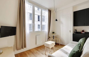 TV, offices - A Pleasant Studio in La Madeleine-Opéra (Paris)