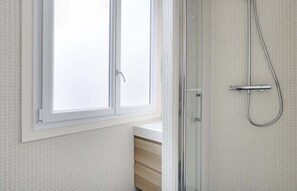 Shower, hair dryer - A Lovely Studio in La Madeleine-Opéra (Paris)