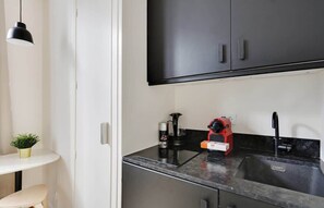 Fridge, stovetop, coffee/tea maker, toaster - A Lovely Studio in La Madeleine-Opéra (Paris)