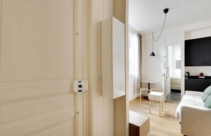 TV, offices - A Lovely Studio in La Madeleine-Opéra (Paris)