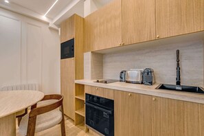 Fridge, microwave, oven, stovetop - A Sublim 1-BR Apartment - Saint Germain (Paris)
