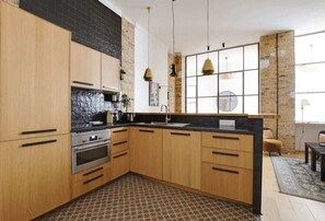 Fridge, microwave, oven, stovetop - A Wonderful 3-BR/3BA in Louvre - Saint Honoré (Paris)